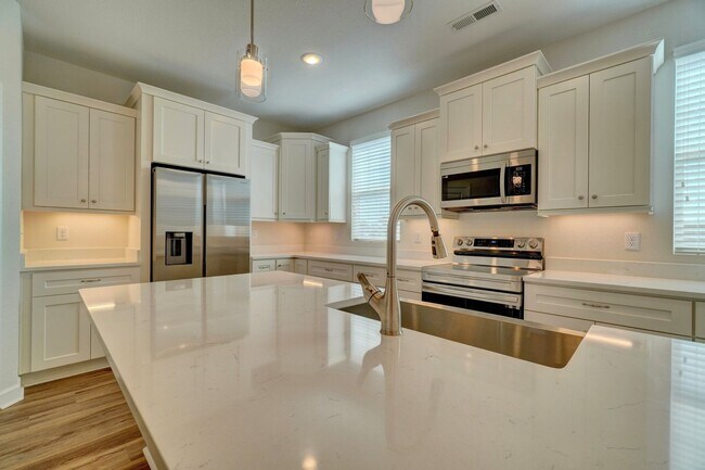 Building Photo - 3-Bedroom Townhome w/Attached Garage! Avai...
