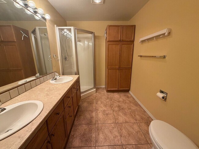 Building Photo - Now renting 2 bedroom 2 bathroom Condo