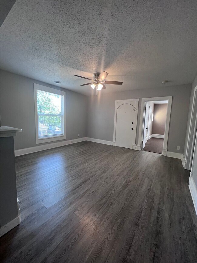 Building Photo - Upper Three Bedroom on NW Side of Grand Ra...