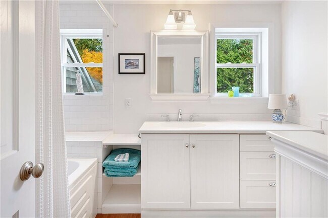 Building Photo - 140 Connection St