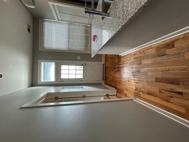 Building Photo - 751 W Buckingham Pl