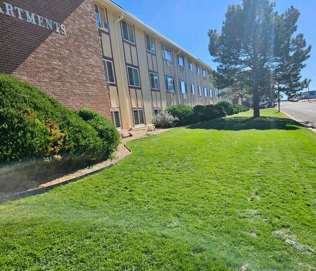 Building Photo - Pinewood Apartments