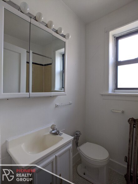 Building Photo - 711 W Belmont Ave