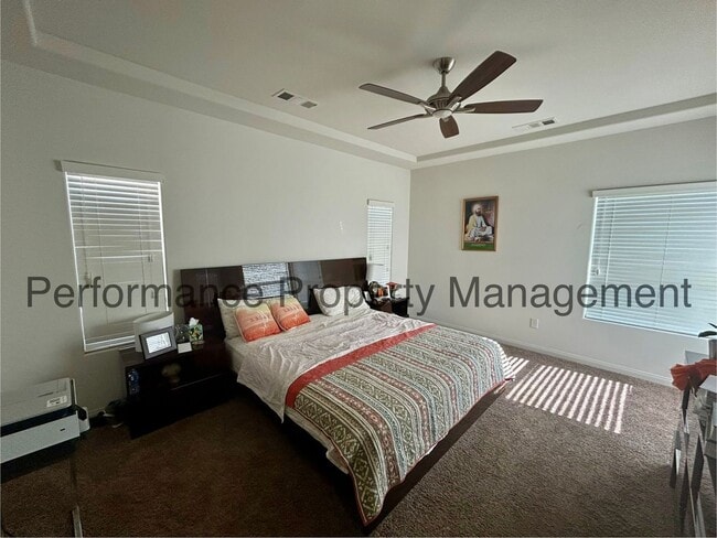 Building Photo - Stunning 4 Bed/3 Bath Home Near City in th...
