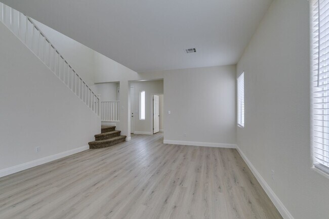 Building Photo - Charming 4 Bedroom, 3 Bathroom Home Near S...