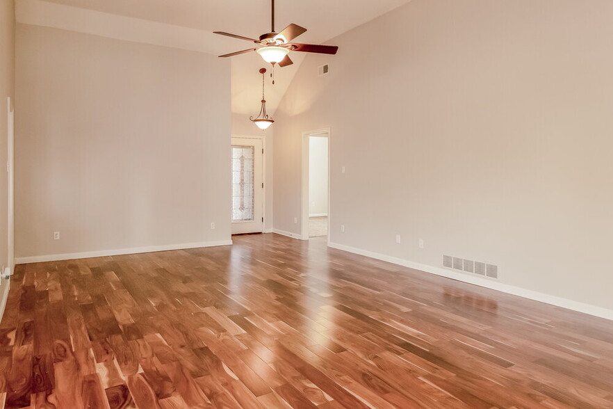 Building Photo - 3135 Quartz Dr