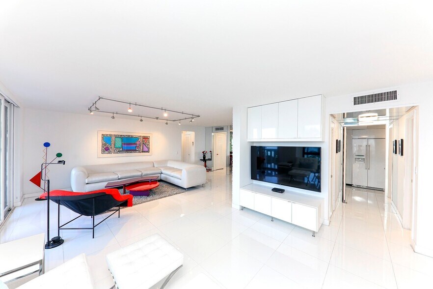 Living room - 1111 Crandon Blvd