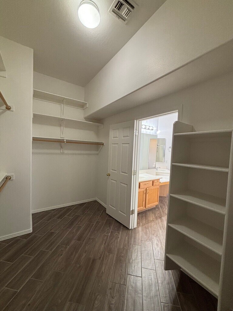 Building Photo - 2120 E Flintlock Way