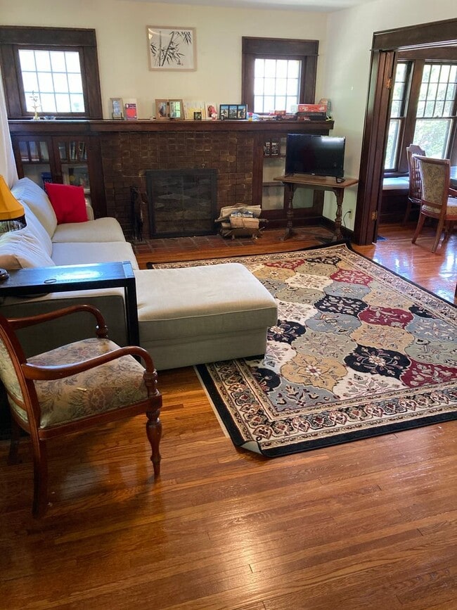 Building Photo - Gorgeous home on North Washington Street