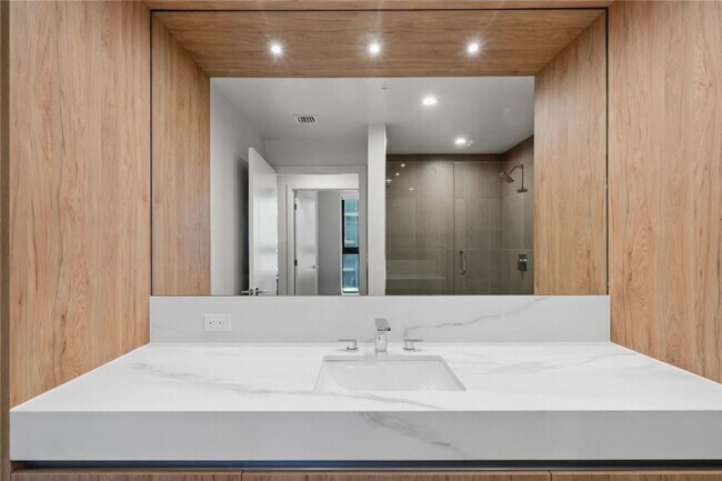 Building Photo - 601 N Miami Ave