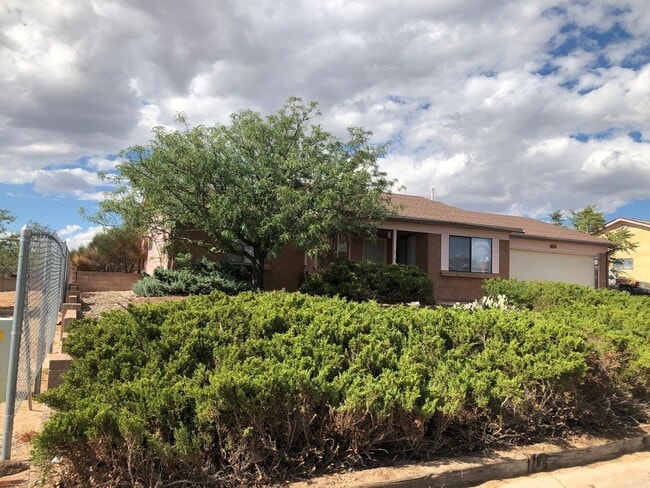 Building Photo - 567 Apache Loop SW