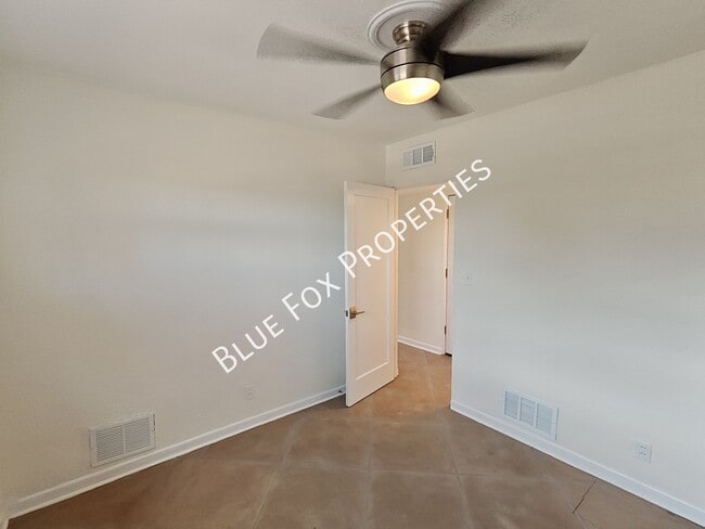 Building Photo - 404 S Cherry Ave