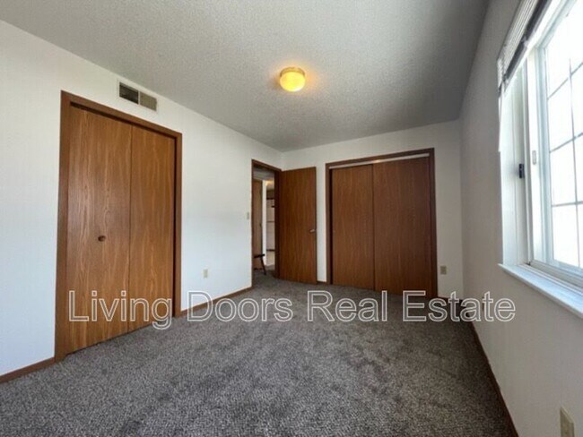 Building Photo - 605 S Washington St