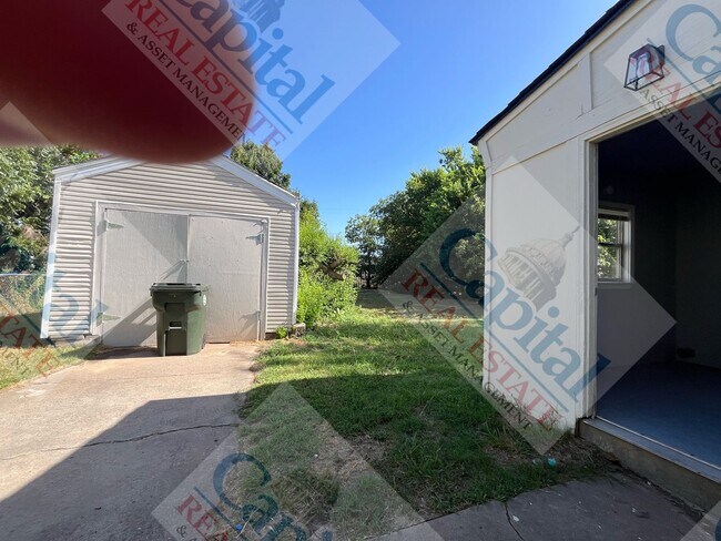 Building Photo - Cute 2 Bedroom with Detached Garage