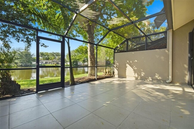 Building Photo - 10941 N Lakeview Dr