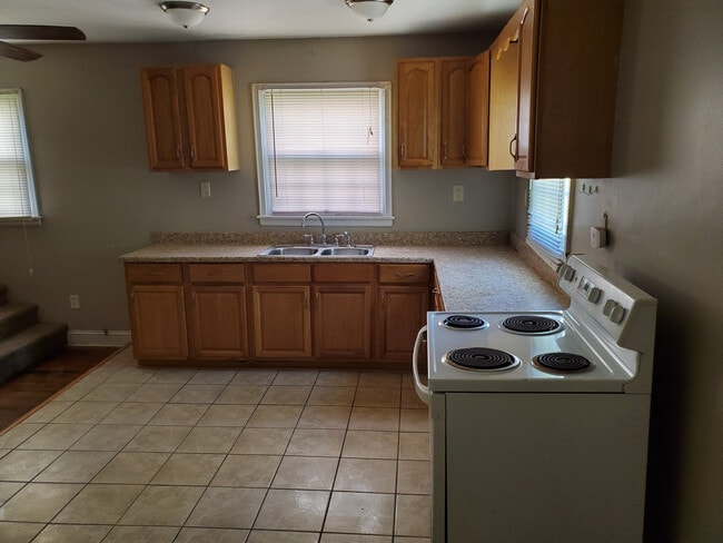 Building Photo - 3 bdrm 1 ba House for Rent Leeward Ave. Rent:$750