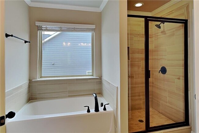 Building Photo - 3770 Brookhollow Dr