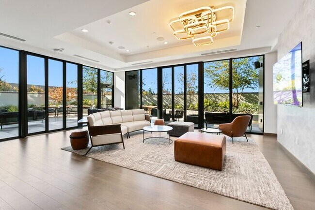 Building Photo - Luxury Executive Condo w/AC in the Heart o...
