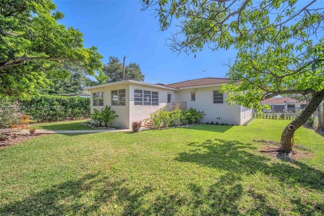 Building Photo - 2420 SW 21st Ave