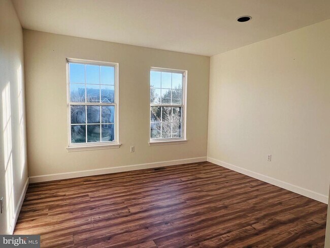 Building Photo - 102 Sweethollow Dr