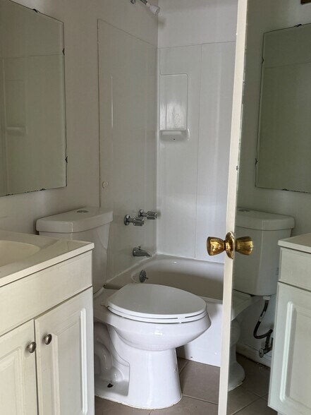 Building Photo - 1617 Somerset Shire Dr