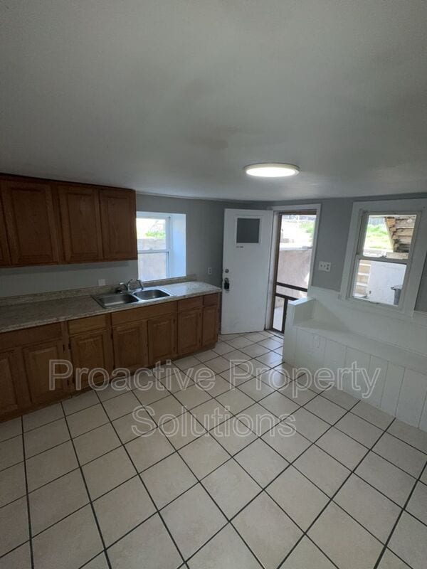 Building Photo - 534 Cherry St