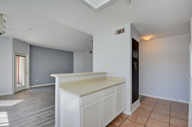 Building Photo - Beautiful / Spacious / Two Bedroom Condo /...