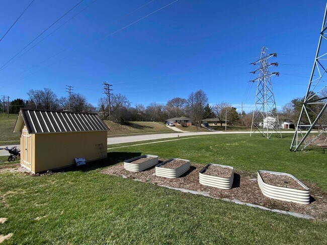 Building Photo - Remodeled 3 Bedroom 1.5 Bath Townhome with Full Basement