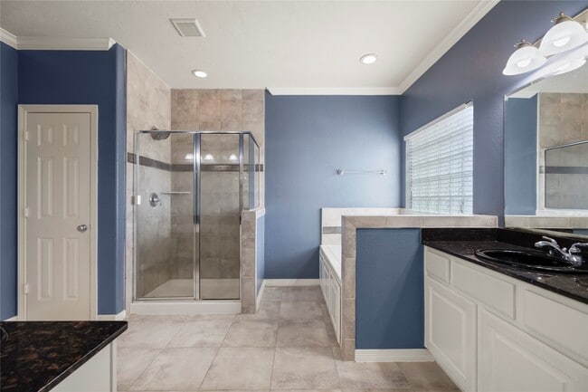 Building Photo - 3019 Royal Oaks Grove