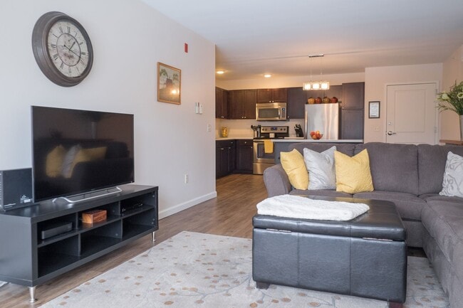 Building Photo - 2 Bedroom/ 2 Bathroom End Unit Coming Avai...
