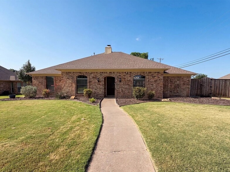 Building Photo - 3032 Laguna Dr