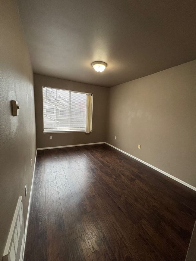 Building Photo - Gated 2 beds 2.5 baths townhome in Ashburn...