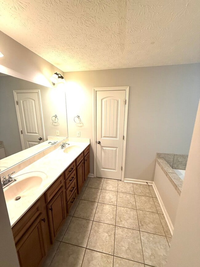 Building Photo - ** 3 Bed 2 Bath located in Ryan Ridge ** Call 334-366-9198 to schedule a self tour
