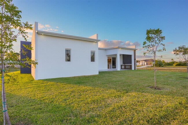 Building Photo - 5 SW 26th Pl