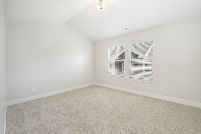 Building Photo - *Pet-Friendly* Townhome