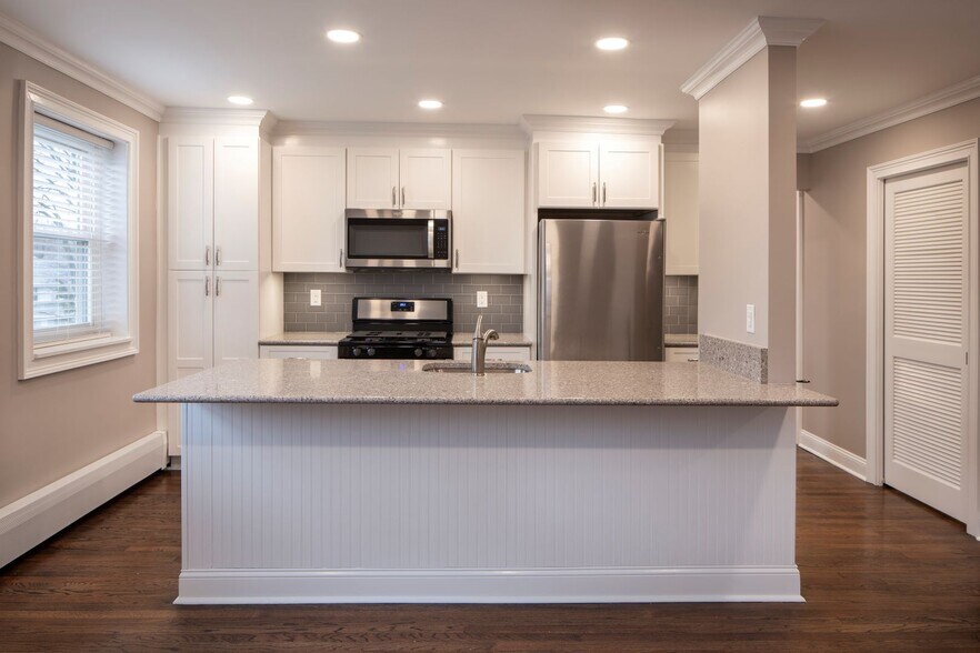 Hickory Manor InUnit Washer & Dryer, Hea... 115 N Washington Ave