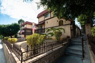 Building Photo - 5307-5315 Colodny Dr