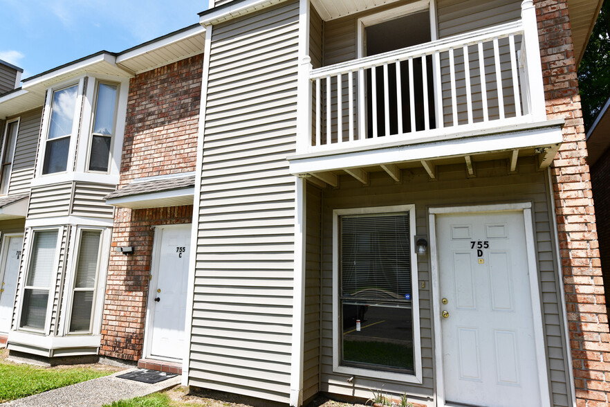Building Photo - 755 E Boyd Dr