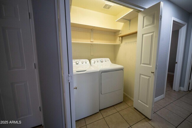 Building Photo - 11725 W Flanagan St