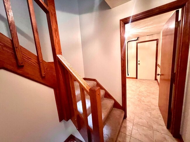 Building Photo - 1256 Queens Dr