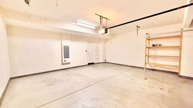 Building Photo - Beautiful, Like New, End Unit Condo in Resort Like Living Community off Temecula's South 79!