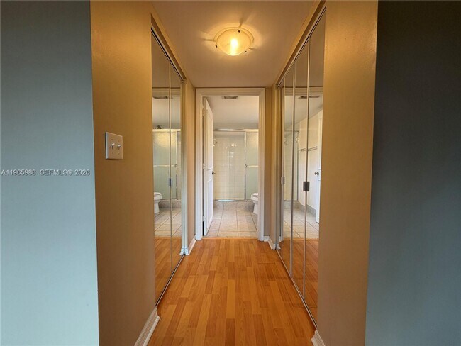 Building Photo - 1600 Crestwood Ct S