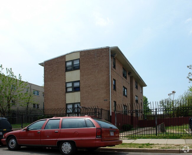Building Photo - 1011 14th St SE