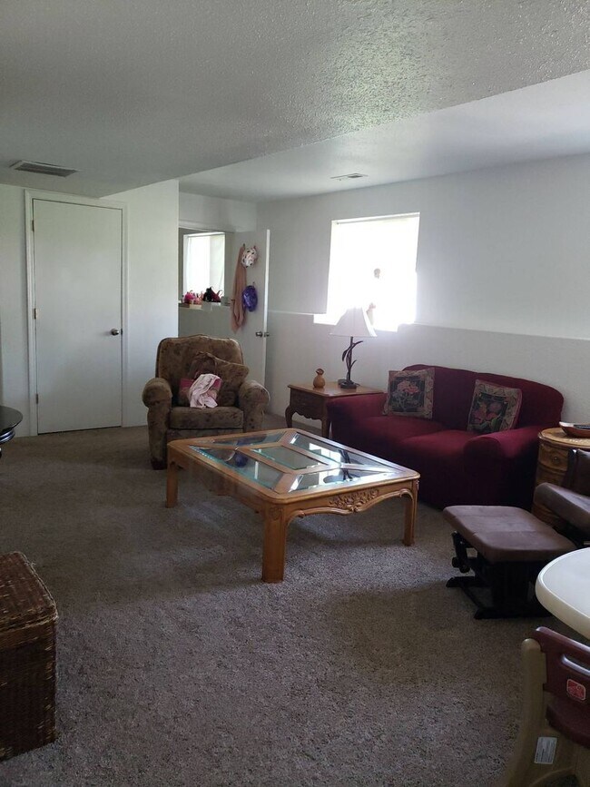 Building Photo - Lovely and spacious 5 bedroom 3 bath Post ...