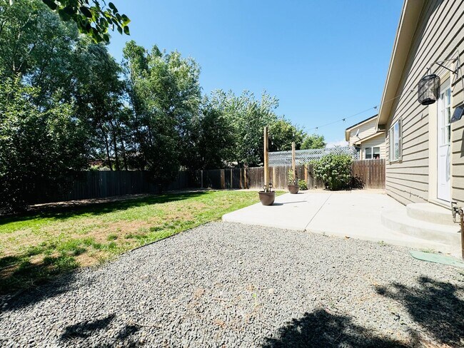 Building Photo - Cute 3 bedroom/ 1.5 bath Ranch Style House with 2 car attached garage in Windsor, CO