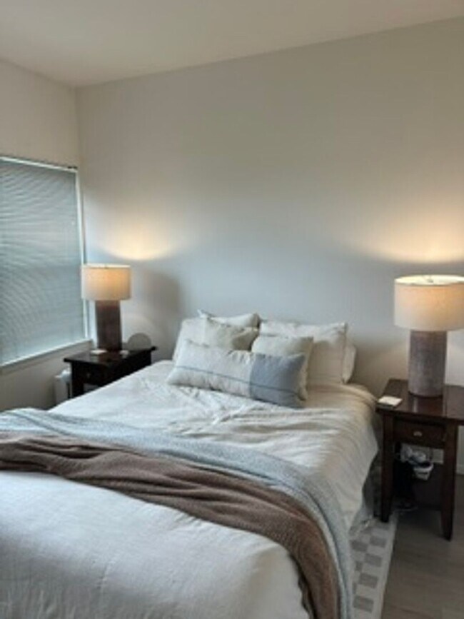 Building Photo - Gorgeous 1 bedroom in the heart of Queen Anne!