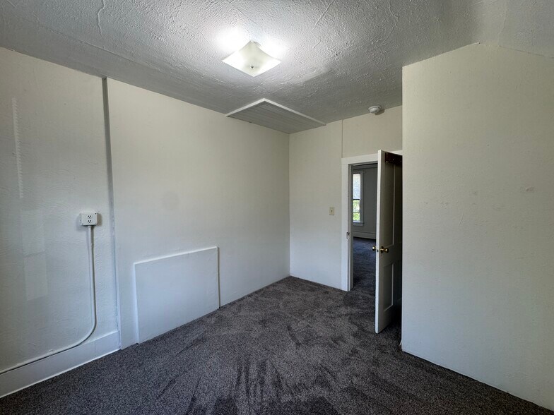 Building Photo - 1006 1/2 Therbrook St