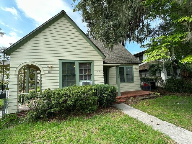 Building Photo - Beautiful 1 Bedroom Home Near Sorority Row!!!