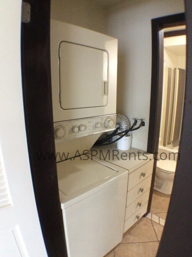 Building Photo - 1 bed, 1 bath, pool