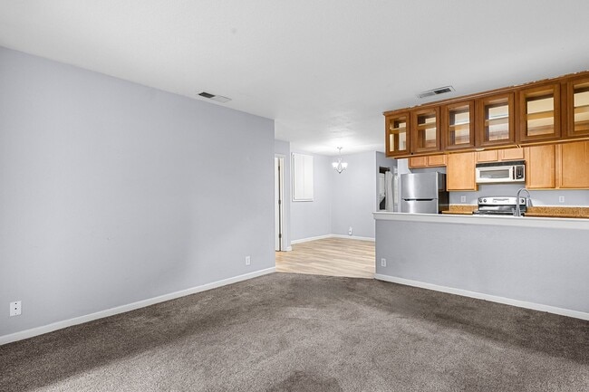 Building Photo - $200 Off First Months Rent! Cozy 3-Bedroom...